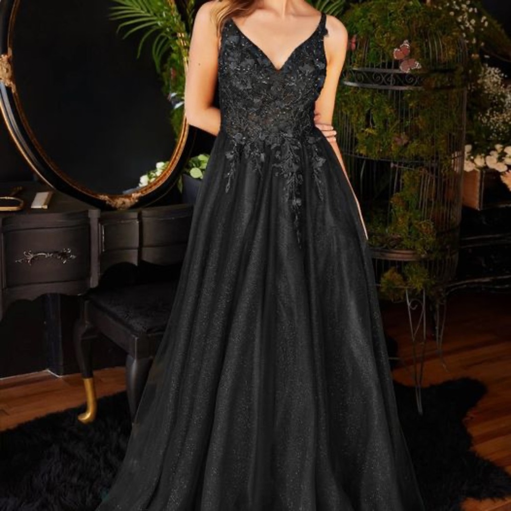 Villoni Boutique, Formal Gown- Black size Medium